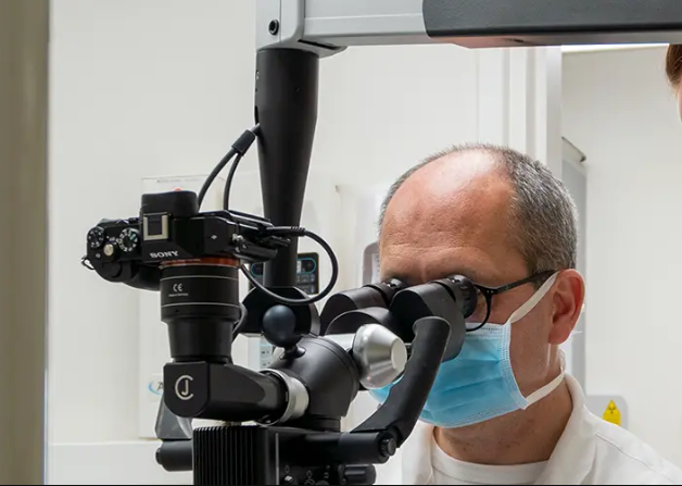 Drs. Marco Gibson, tandarts en mede-eigenaar van Kockelbergh & Gibson Tandartsen Emmeloord, aan het werk met de dentale microscoop